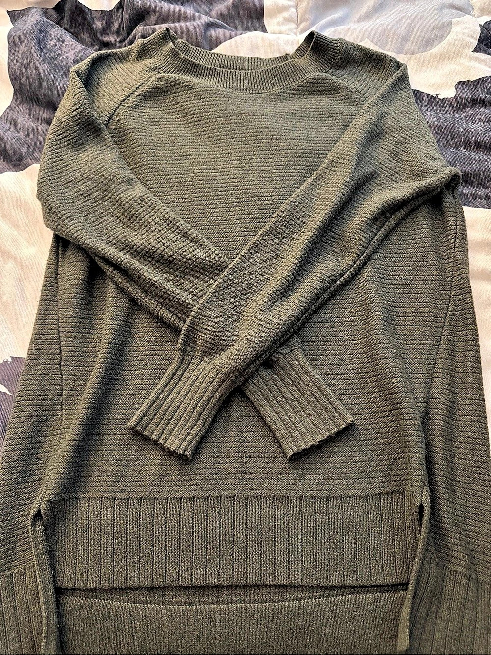 Old Navy Olive Green V-Neck Sweater Size Medium